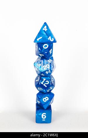 Poly Würfel Turm blau und weiß Stockfoto