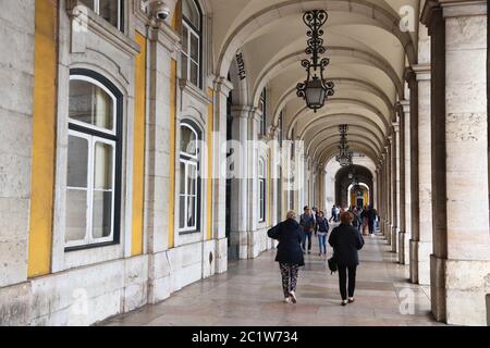 LISSABON, PORTUGAL - 4. JUNI 2018: Besucher besuchen schattige Arkaden des Comercio-Platzes (Praca Comercio) in Lissabon, Portugal. Lissabon ist die elftgrößte Einwohnerzahl Stockfoto