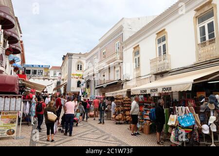 ALBUFEIRA, PORTUGAL - 30. Mai, 2018: die Menschen besuchen Sie die Innenstadt von Albufeira, Portugal. Die Stadt ist ein beliebtes Reiseziel und hat bedeutende expat pop Stockfoto