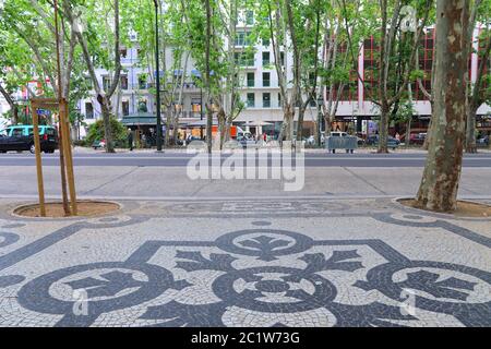 Lissabon, Portugal - Juni 6, 2018: Avenida da Liberdade (Liberty Avenue) in Lissabon, Portugal. Dieses berühmten Boulevard ist bekannt für die Luxusmarke shoppin Stockfoto