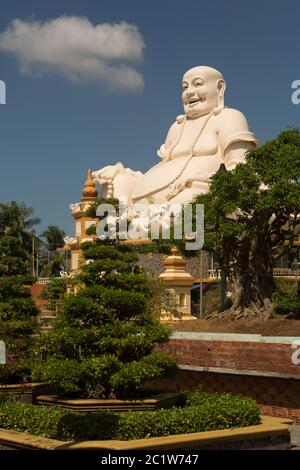 Große lachende sitzen im Freien Buddha in Vinh Trang Pagode in Südvietnam Stockfoto