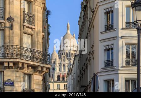 Basilika Sacré-coeur und haussmann-Gebäude in Paris Stockfoto