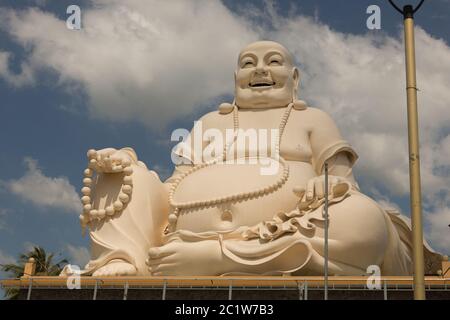 Große lachende sitzen im Freien Buddha in Vinh Trang Pagode in Südvietnam Stockfoto