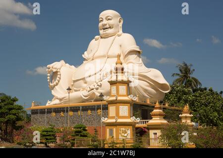 Große lachende sitzen im Freien Buddha in Vinh Trang Pagode in Südvietnam Stockfoto