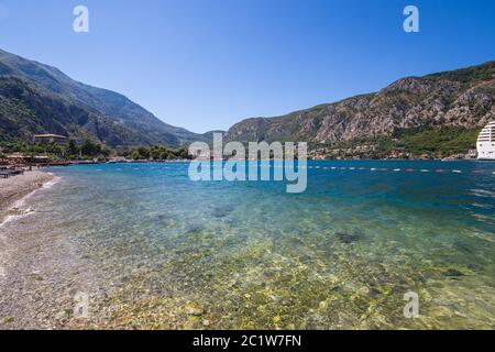 KOTOR, MONTENEGRO - 12. AUGUST 2016: Blick auf den Kotor Strand und einen Teil der Bucht von Kotor während des Tages im Sommer. Menschen können gesehen werden. Stockfoto