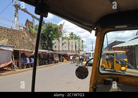 Blick von innen Tuk-Tuk Taxi, Andoany oder Hell-Ville Hafen, Nosy Be, Madagaskar. Stockfoto