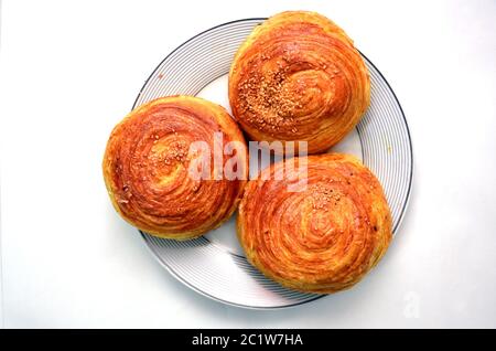 Gogal traditionelle aserbaidschanische Cookie auf Novruz Ostern . Novruz Urlaub mit Aserbaidschan nationalen Gebäck Gogal und Glas . Frisches Gebäck Gogal isoliert Stockfoto