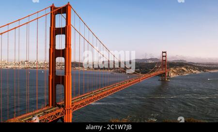 Tag Zeit Aussicht auf die Golden Gate Bridge in San Francisco und Versand Stockfoto