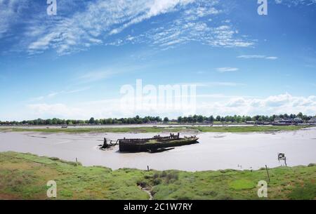 Von oben aufgenommen von einem alten verlassenen Boot auf dem Fluss Chelmer in maldon sitzen im Schlamm Stockfoto