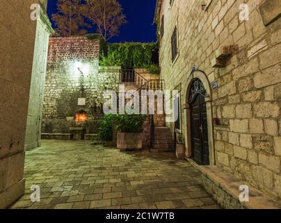 KOTOR, MONTENEGRO - 13. AUGUST 2016: Die Außenseite der Straßen in Kotor bei Nacht Stockfoto