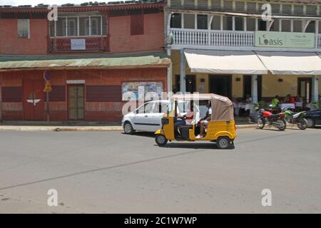 Tuk-Tuk Taxi in der Nähe des Restaurants L'Oasis in Andoany/Hell-Ville City, Madagaskar. Stockfoto