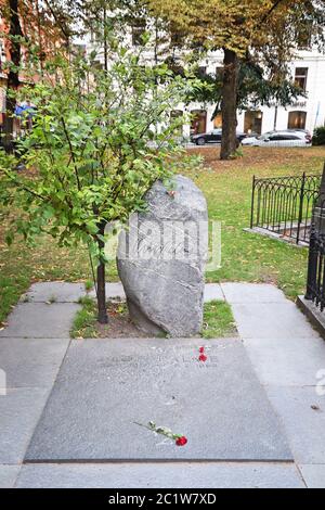 STOCKHOLM, SCHWEDEN - 22. AUGUST 2018: Grabstein von Olof Palme, ermordeten schwedischen Ministerpräsidenten in Stockholm. Das Geheimnis bleibt ungelöst. Stockfoto