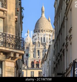 Paris, Frankreich, März 26 2017: Basilika Sacré-coeur und haussmann-Gebäude in Paris Stockfoto