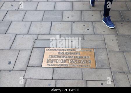 STOCKHOLM, SCHWEDEN - 22. AUGUST 2018: Menschen gehen am Gedenkschild am Ort des Mordes an Olof Palme, dem schwedischen Ministerpräsidenten in Sveavagen stre vorbei Stockfoto