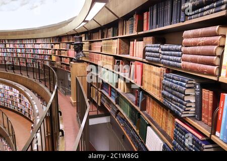 STOCKHOLM, SCHWEDEN - 22. AUGUST 2018: Bücher im runden Gebäude der Stockholmer Stadtbiblioteket. Die Bibliothek wurde 1928 eröffnet. Stockfoto