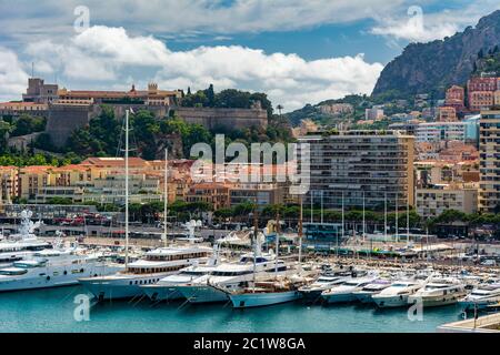 Monte Carlo, Monaco - 13. Juni 2019 : Monte Carlo ist eine Stadt in Monaco, gelegen auf einem markanten Steilrand am Fuße der Seealpen entlang der F Stockfoto