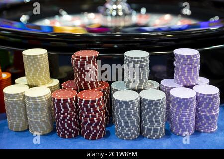 Roulette Chips im Casino Stockfoto