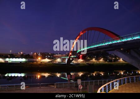 Songshan Bezirk Nacht Stadtbild in Taipei. Rainbow Bridge. Stockfoto