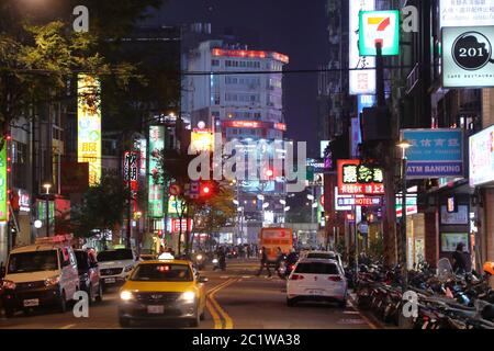 TAIPEI, TAIWAN - 3. DEZEMBER 2018: Verkehr im Einkaufsviertel Ximending in Taipei. Ximending gilt als eines der Top-Shopping-Destinationen von Taiwa Stockfoto