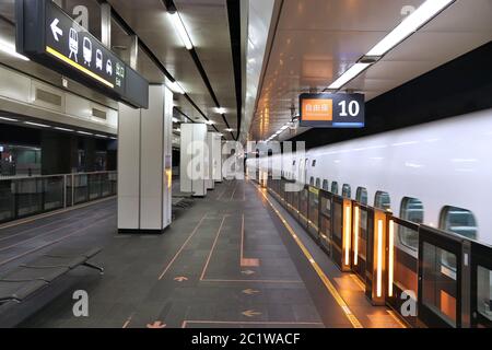 TAIPEI, TAIWAN - 2. DEZEMBER 2018: Hochgeschwindigkeitszug (HSR) am Bahnhof Taipei, Taiwan. Taiwan High Speed Rail bedient 60 Millionen Passagierfahrten im Jahr 20 Stockfoto