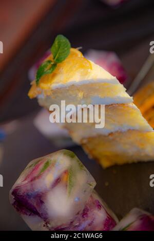 Zitronenkuchen im Sommer Stockfoto