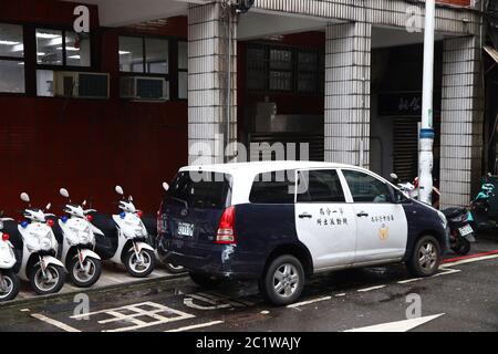 KEELUNG, TAIWAN - 23. NOVEMBER 2018: Toyota Innova SUV Patrouille Auto der taiwanesischen Polizei in Keelung, Taiwan. Stockfoto