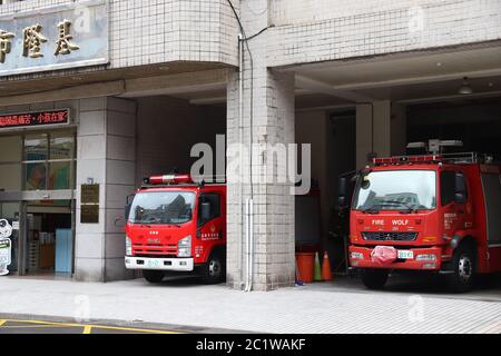 KEELUNG, TAIWAN - November 23, 2018: Fire Station in Keelung, Taiwan. Mitsubishi Fuso, Isuzu und MAN Lkw. Stockfoto