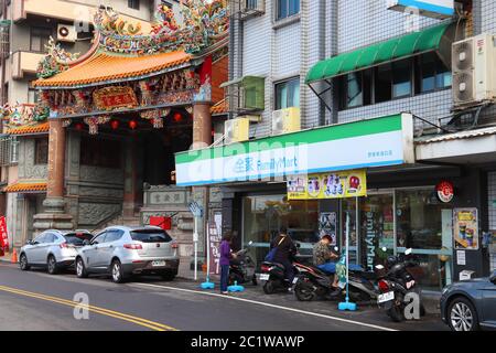 YEHLIU, TAIWAN - 24. NOVEMBER 2018: FamilyMart-Geschäft in Taiwan. Family Mart ist einer der größten Lebensmittelhändler der Welt, mit m Stockfoto