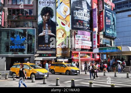 TAIPEI, Taiwan - Dezember 3, 2018: die Menschen besuchen Taipeh Einkaufsviertel in Taipeh. Taipeh ist als eines der Top Shopping Reiseziele in Tai Stockfoto