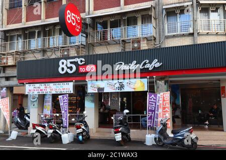 YEHLIU, TAIWAN - 24. NOVEMBER 2018: Menschen besuchen 85C Bakery Cafe in Taiwan. 85C Bakery Cafe ist eine taiwanesische Kette von Coffee Shops, mit 1000 Retail Sho Stockfoto