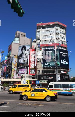 TAIPEI, Taiwan - Dezember 3, 2018: die Menschen besuchen Taipeh Einkaufsviertel in Taipeh. Taipeh ist als eines der Top Shopping Reiseziele in Tai Stockfoto