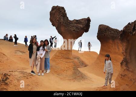 Yehilu, TAIWAN - November 24, 2018: die Menschen besuchen Yehilu Geopark in Taiwan. Yehilu ist ein beliebtes Reiseziel mit besonderen natürlichen Felsen formen. Stockfoto