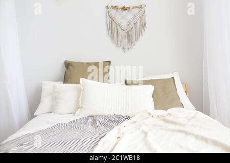 Schlafzimmer in Weiß und Beige im Boho-Stil Stockfoto