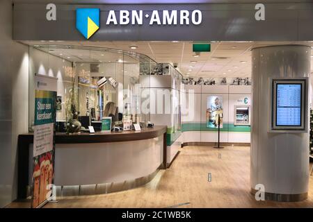 AMSTERDAM, NIEDERLANDE - 6. DEZEMBER 2018: ABN AMRO Bankfiliale am Flughafen Schiphol in Amsterdam. ABN AMRO ist die drittgrößte Bank in den Niederlanden. Stockfoto