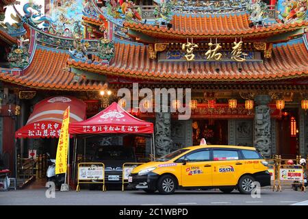 TAIPEI, TAIWAN - 4. DEZEMBER 2018: Taxi vor dem Ciyou Tempel in Taipei City. Taipei ist die Hauptstadt von Taiwan mit einer Bevölkerung von 8.5 Millionen Stockfoto