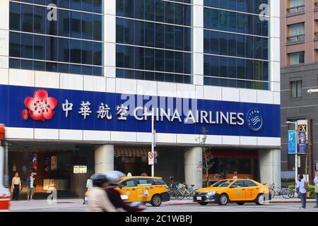 TAIPEH, TAIWAN - 4. DEZEMBER 2018: China Airlines Ticketbüro in Taipei. China Airlines ist die nationale Fluggesellschaft Taiwans. Stockfoto