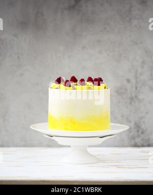 Schöne Geburtstagskuchen mit Mascarpone mit Himbeere, Pistazie dekoriert Stockfoto