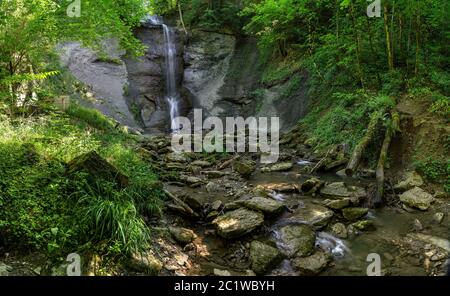 Wasserfall von Zillhausen - Panorama mit steinernen Bachbett im Sommer bei Balingen auf der Schwäbischen Alb, Deutschland Stockfoto