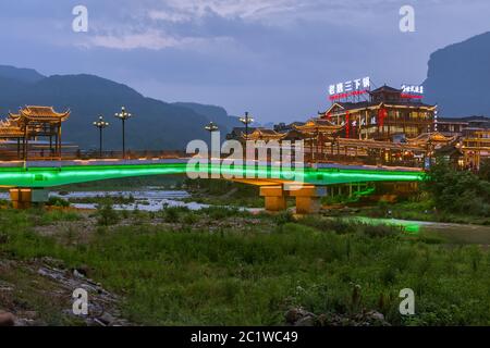 Wulingyuan, China - 27. Mai 2018: Stadt Wulingyuan bei Sonnenuntergang im Tianzi Avatar Mountains Naturpark Stockfoto