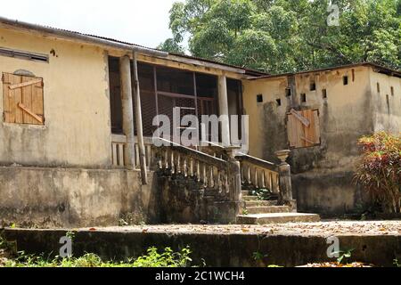 Baufälliges Haus im heiligen banyan-Baumwald, Andoany/Hell-Ville City, Nosy Be, Madagaskar. Stockfoto