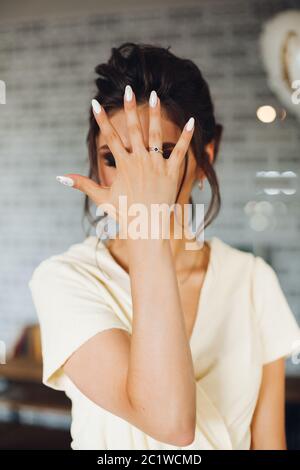 Brunette Braut hand mit ehering ein- und ausblenden. Stockfoto