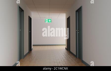 Korridor mit Fluchtweg und Schild für den Notausgang rechts Stockfoto