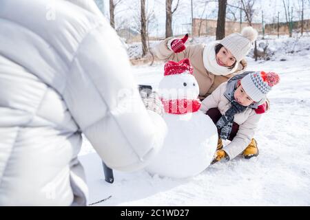 Glückliches Familienfoto im Schnee Stockfoto