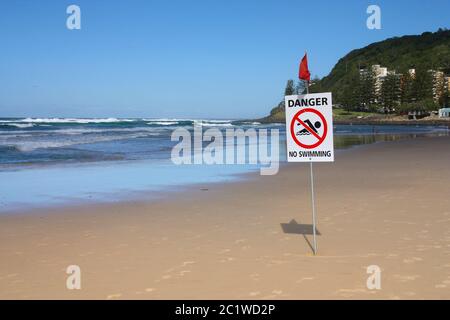 Gefahr kein Schwimmschild. Sandstrand in Surfers Paradise City, Gold Coast Region Queensland (Australien) Stockfoto