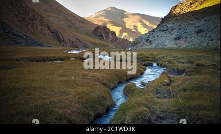 Blick auf den Sonnenuntergang zu Tash-Rabat Fluss und das Tal in der Provinz Naryn, Kirgisistan Stockfoto