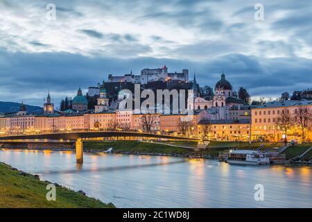 SALZBURG, ÖSTERREICH - 12. DEZEMBER 2015: Salzburger Altstadt bei Nacht, die das Äußere der Architektur und Hohensalzburg zeigt Stockfoto