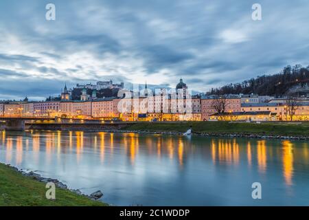 SALZBURG, ÖSTERREICH - 12. DEZEMBER 2015: Salzburger Altstadt bei Nacht, die das Äußere der Architektur und Hohensalzburg zeigt Stockfoto