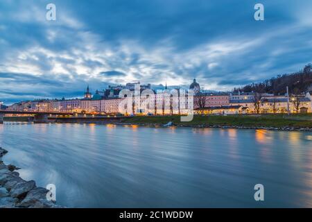 SALZBURG, ÖSTERREICH - 12. DEZEMBER 2015: Salzburger Altstadt bei Nacht, die das Äußere der Architektur und Hohensalzburg zeigt Stockfoto