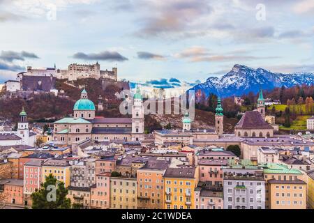 SALZBURG, Österreich, 12. Dezember 2015: Ein Blick auf die Gebäude und Kirchen in Salzburg während des Tages mit den bunten Fassaden. Berge können Stockfoto