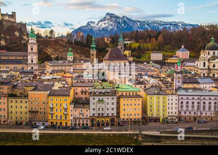 SALZBURG, Österreich, 12. Dezember 2015: Ein Blick auf die Gebäude und Kirchen in Salzburg während des Tages mit den bunten Fassaden. Berge können Stockfoto